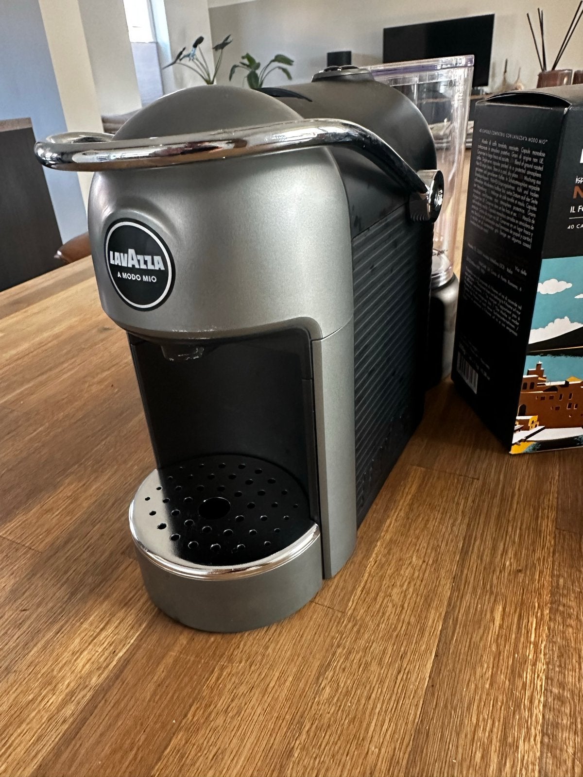 Lavazza A Modo Mio koffiezetapparaat + 120 cups, Ophalen of Verzenden, Zo goed als nieuw, Koffiemachine, Koffiepads en cups