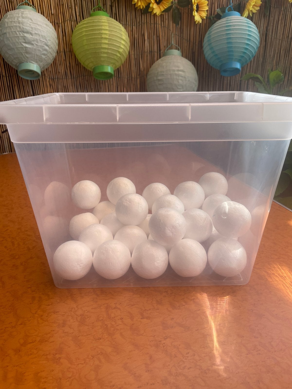 Piepschuim ballen in opbergbox, Gebruikt, Ophalen of Verzenden, Kunststof, Knutselmateriaal