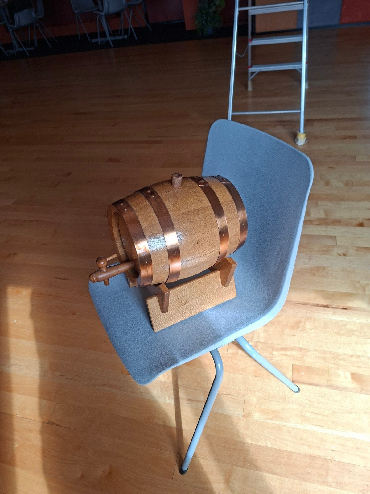 Te koop, Eikenhouten wijn-vaatje, ter decoratie ., Minder dan 50 cm, Oorspronkelijke maker, Ophalen of Verzenden, Zo goed als nieuw