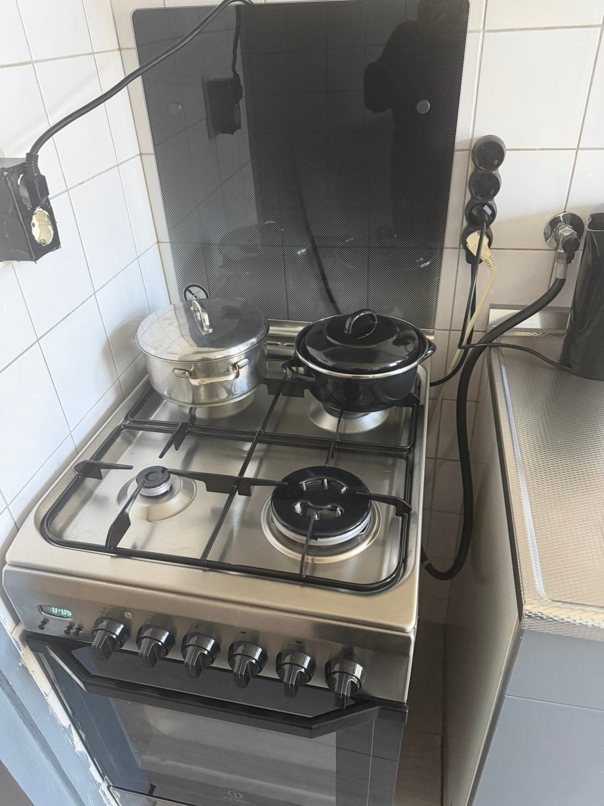 Indesit fornuis met oven – Zeer nette staat, Witgoed en Apparatuur, Ophalen, 4 kookzones, Zo goed als nieuw, Gas