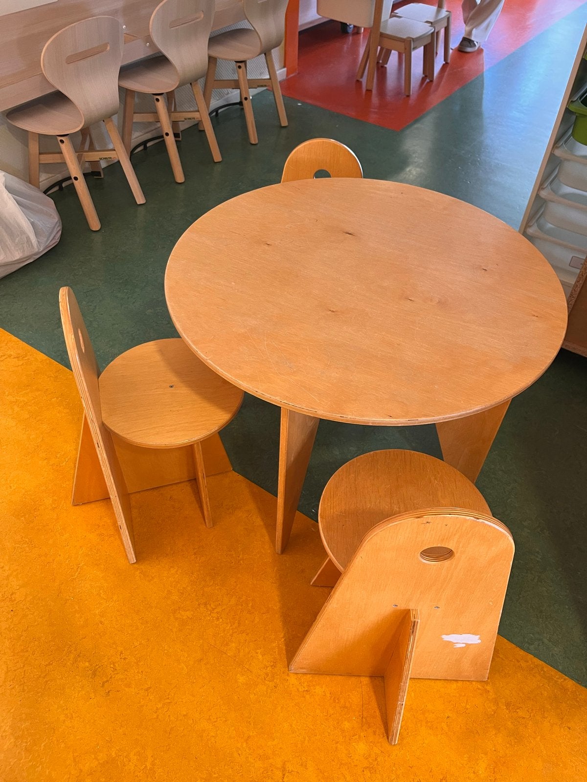 Houten kinderzitgroep: tafel en 3 stoelen, Ophalen, Gebruikt, Tafel(s) en Stoel(en)