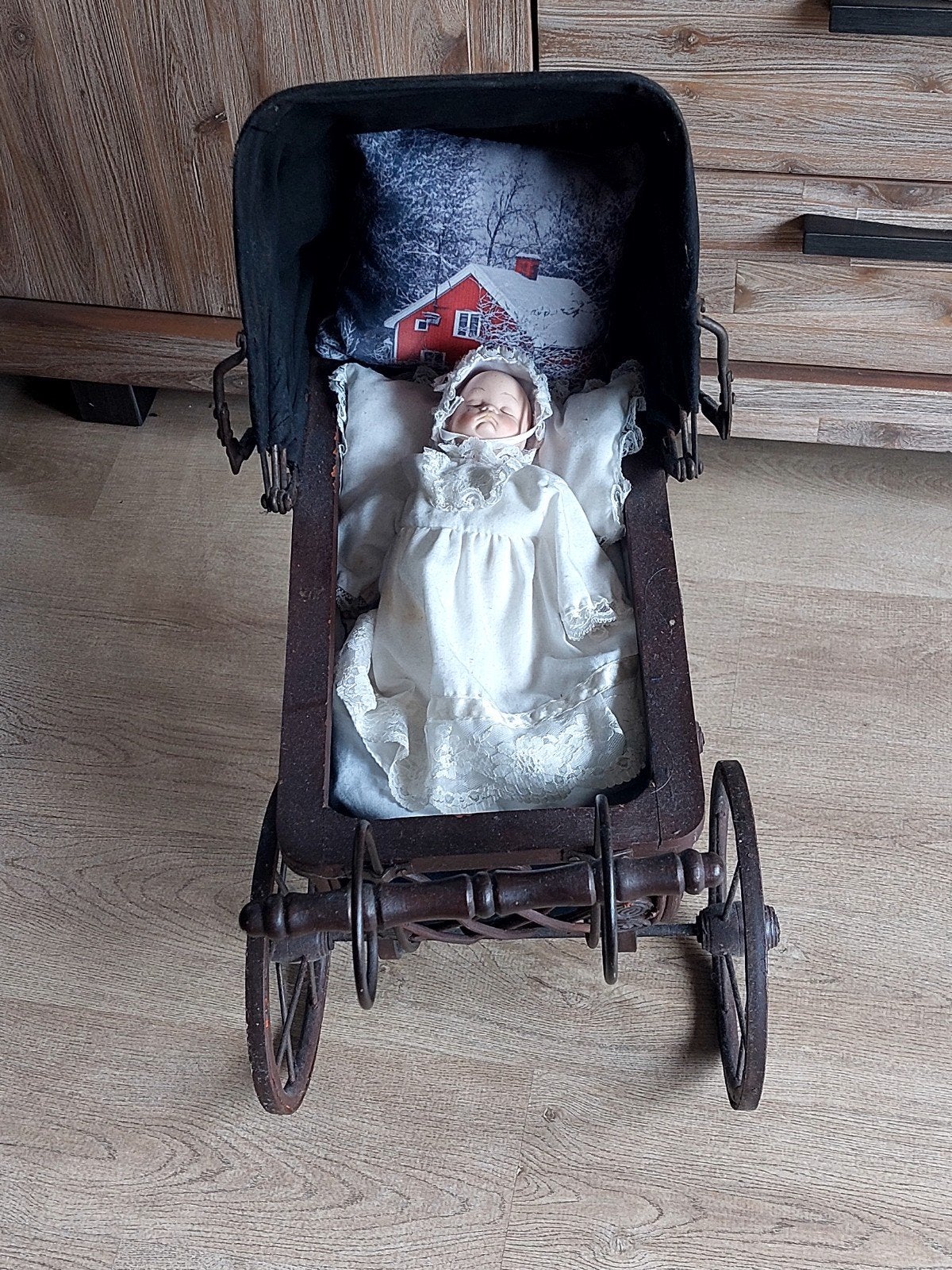 Antieke Kinderwagen met Bewegende Pop - Decoratief, Ophalen of Verzenden