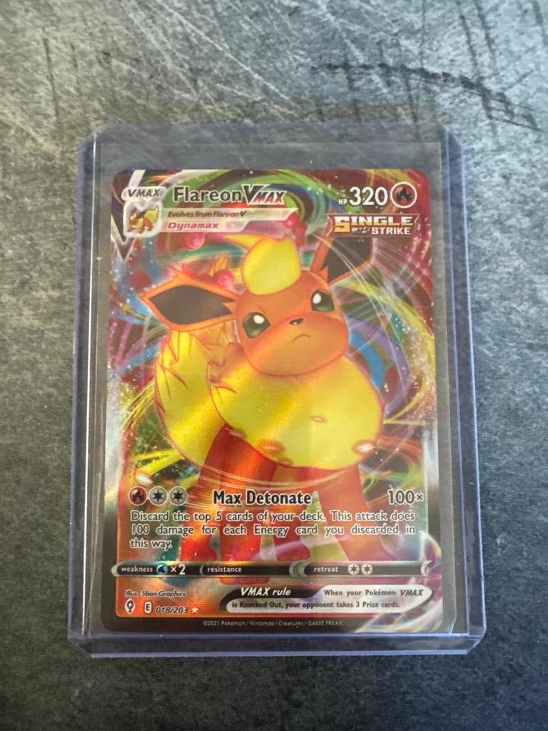 Pokémon Flareon VMAX - VMAX - Single Strike - 018/203, Ophalen of Verzenden, Zo goed als nieuw, Losse kaart, Foil