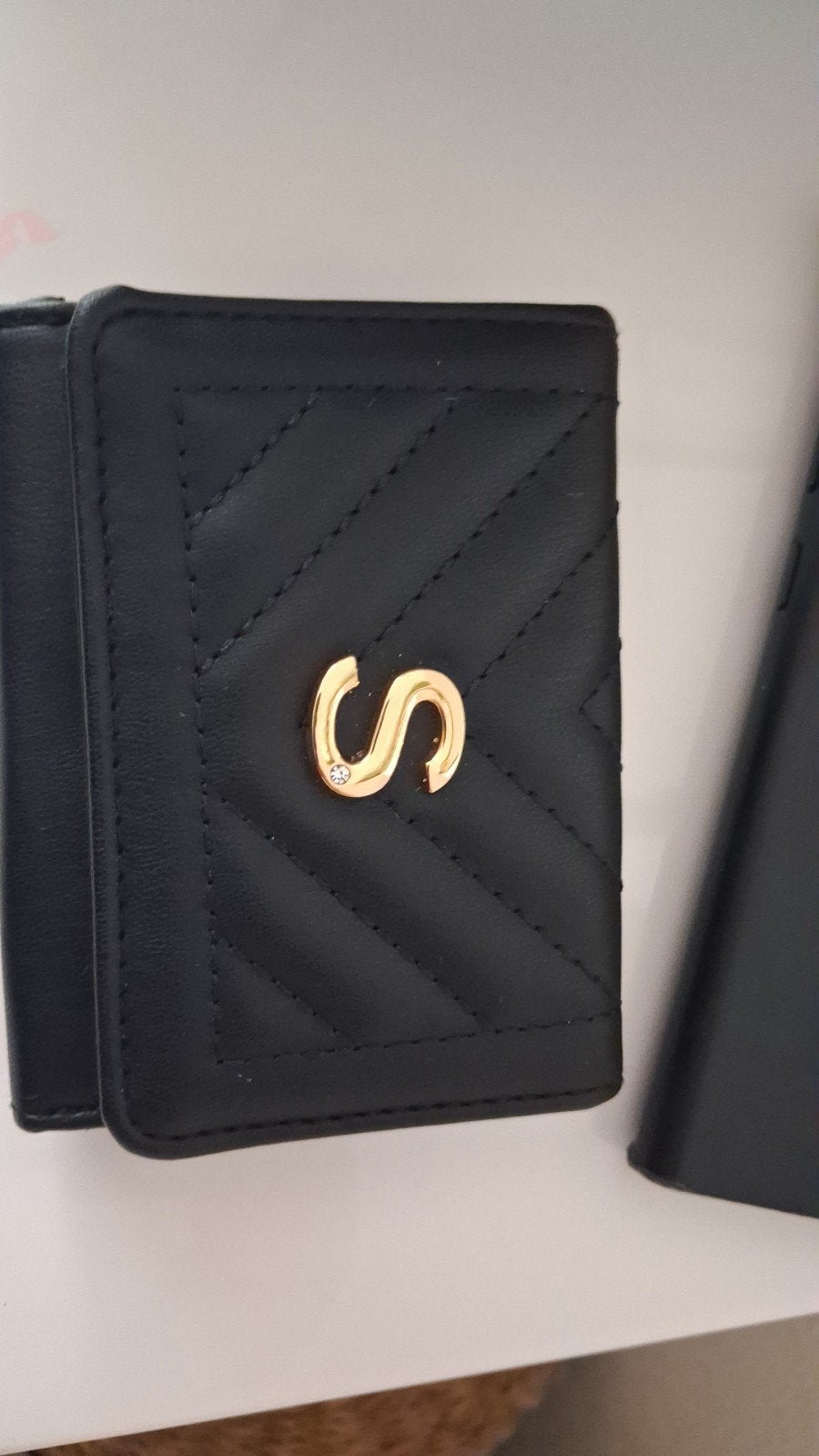 Zwarte portemonnee met goudkleurige 'S' en ruitpatroon, Sieraden, Tassen en Uiterlijk, Portemonnees, Ophalen of Verzenden, Zo goed als nieuw