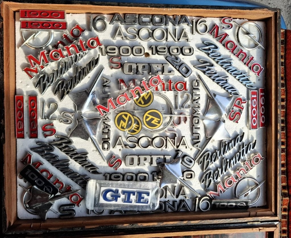 zeer veel opel emblemen manta ascona kadett rekord etc etc, Verzamelen, Ophalen of Verzenden, Gebruikt, Auto's