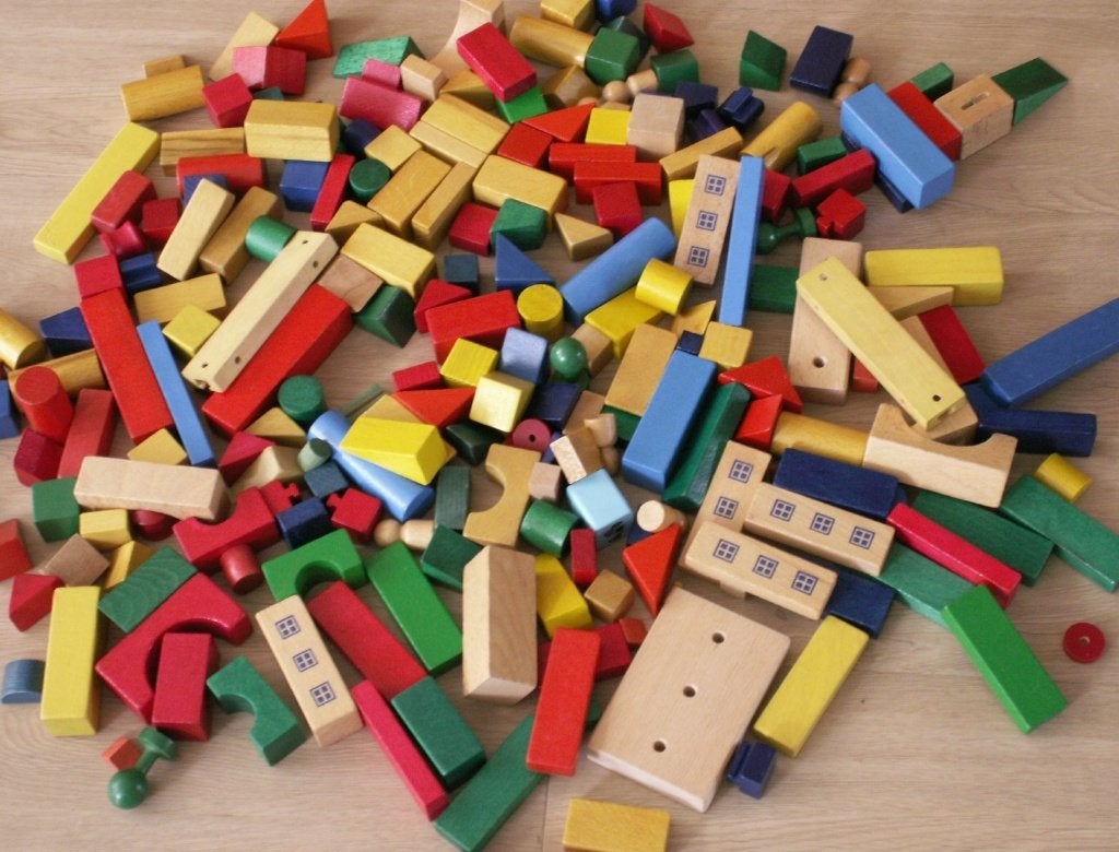 Doos met gekleurde blokken en voorbeelden, Ophalen of Verzenden, Zo goed als nieuw