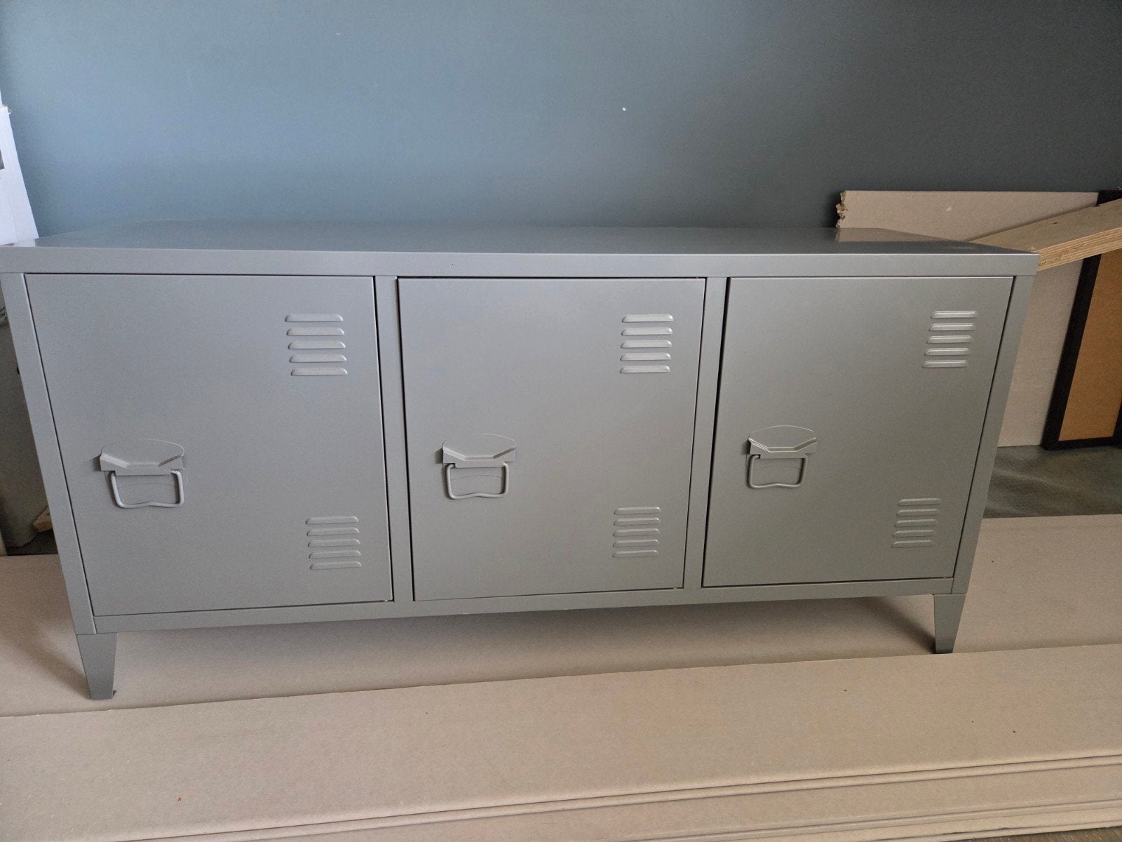 Grijze metalen locker kast of tv meubel, Huis en Inrichting, Ophalen, Gebruikt, 100 tot 150 cm, Minder dan 100 cm