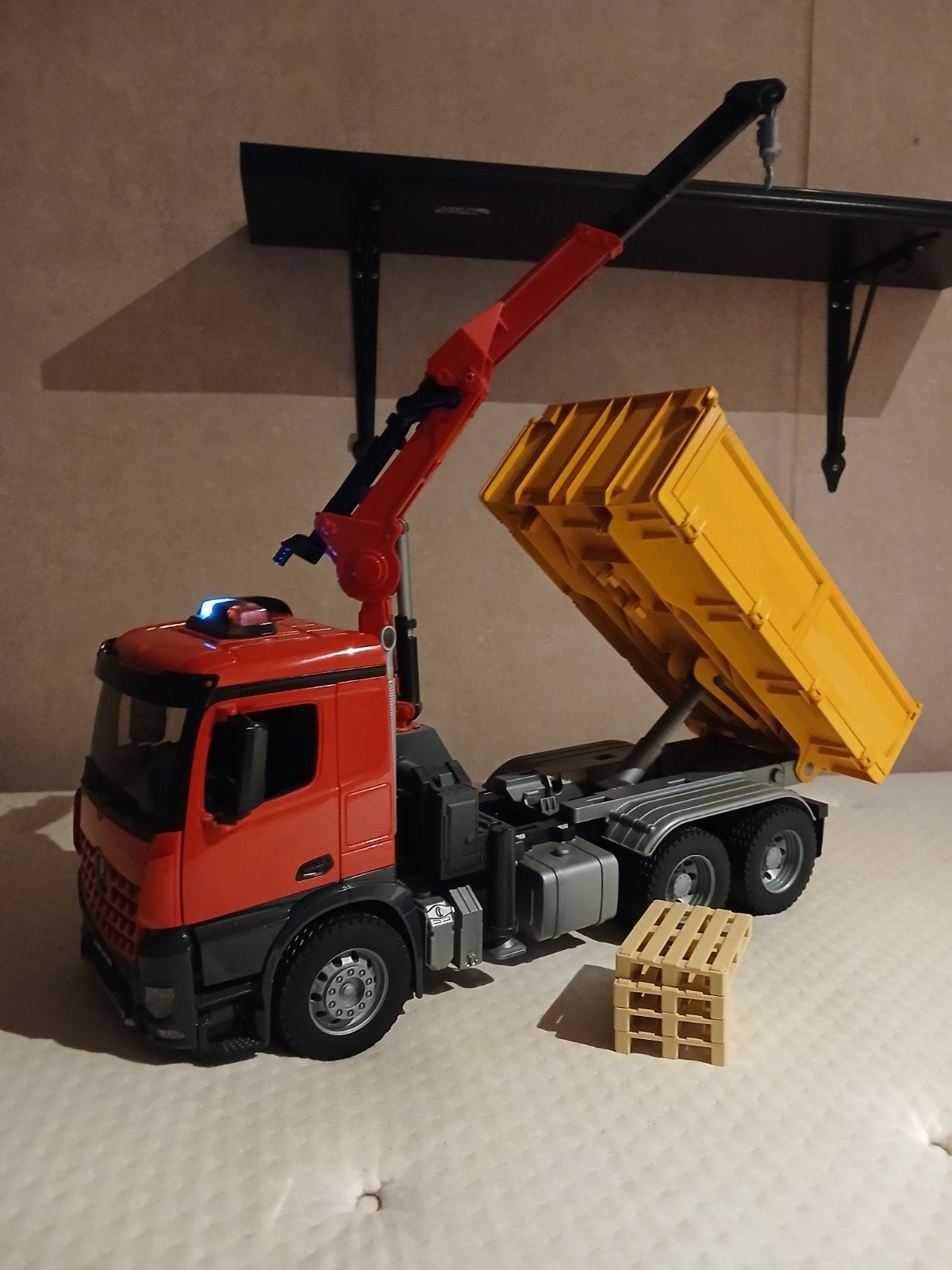 Mercedes-Benz Arocs kiepwagen met laadkraan, Ophalen, Gebruikt