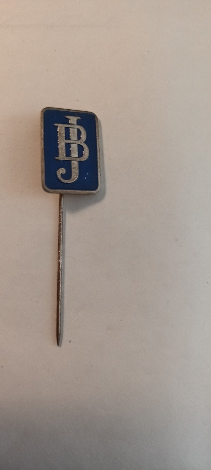 Vintage  IBJ - Blauw met Zilveren Letters JULIANA BERNHARD., Ophalen of Verzenden, Gebruikt, Overige onderwerpen, Speldje of Pin