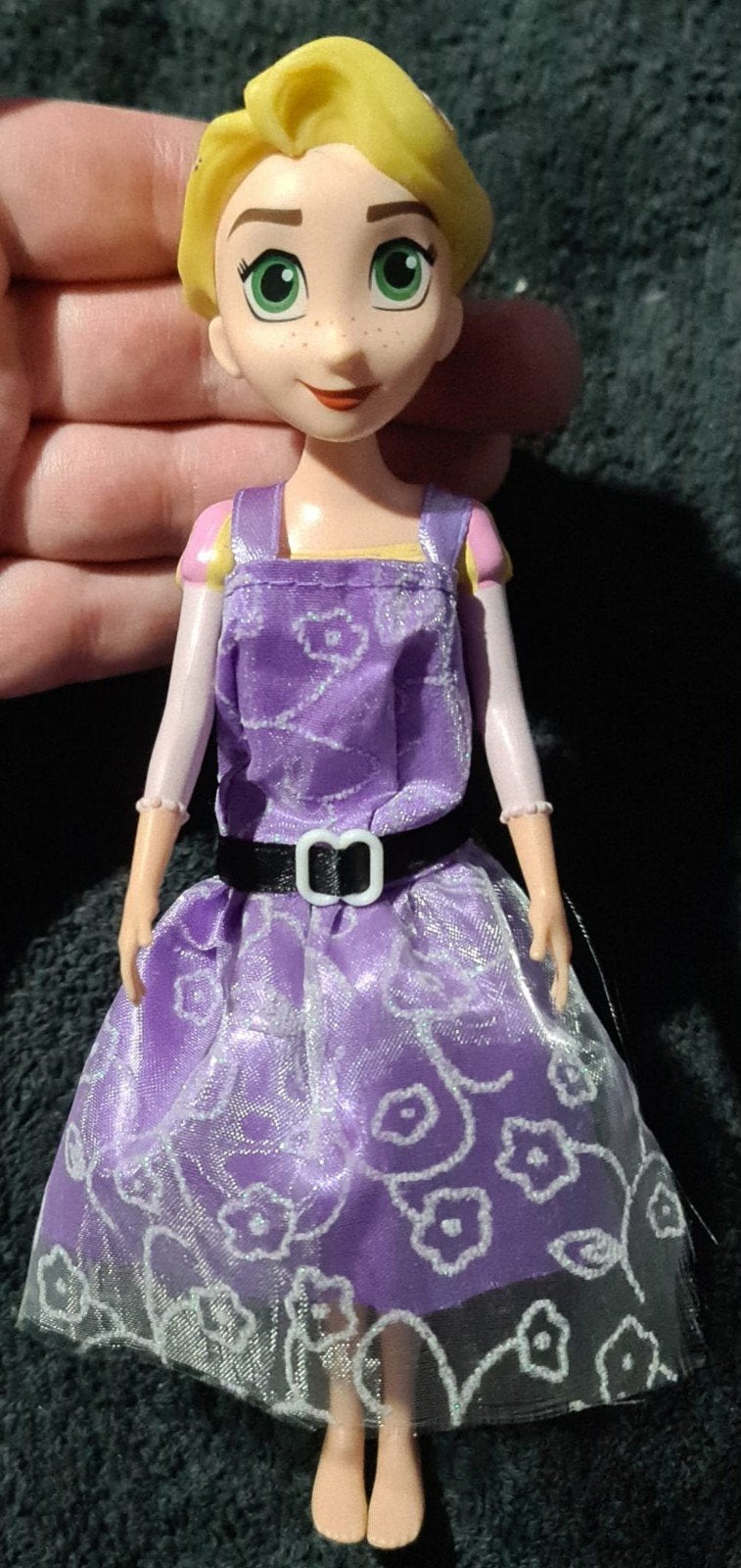 Disney Rapunzel Pop met Paars Jurkje en Bloemen in haar Haar, Ophalen of Verzenden, Zo goed als nieuw, Overige typen