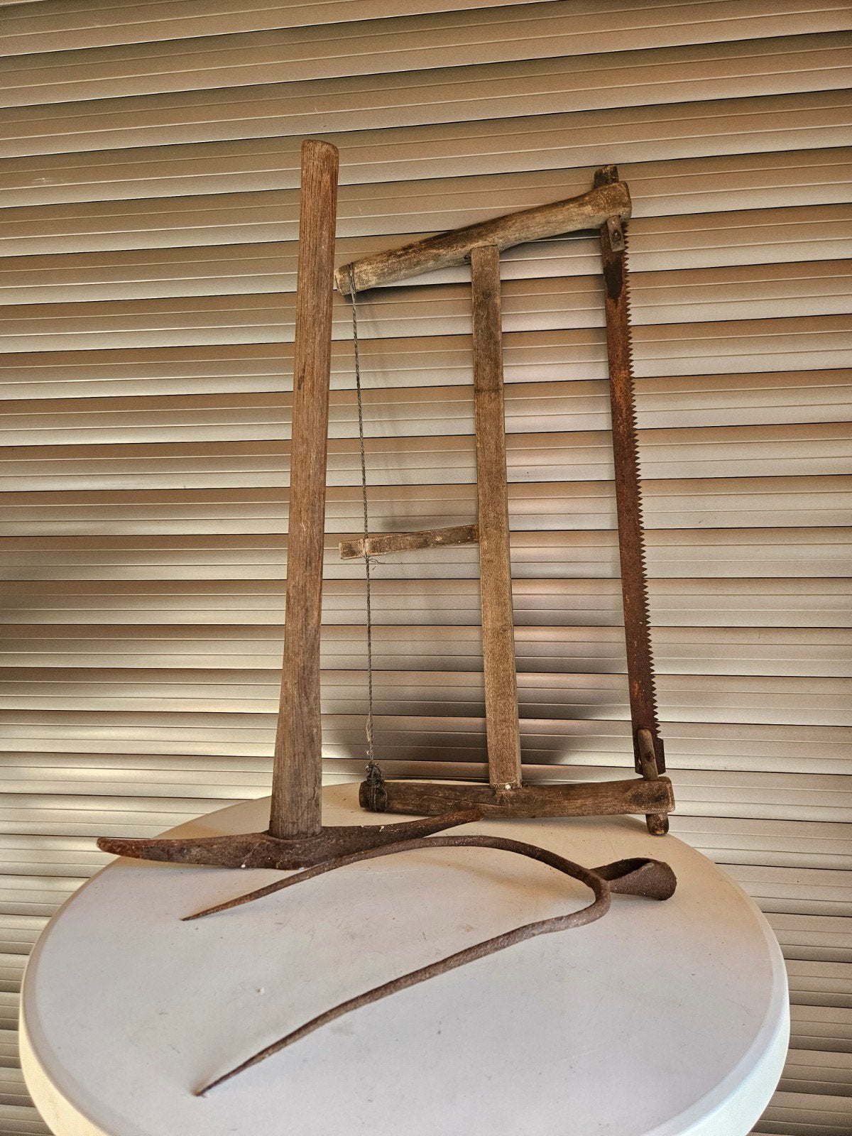 Antieke handgereedschappen: zaag, houweel, hark, Ophalen of Verzenden