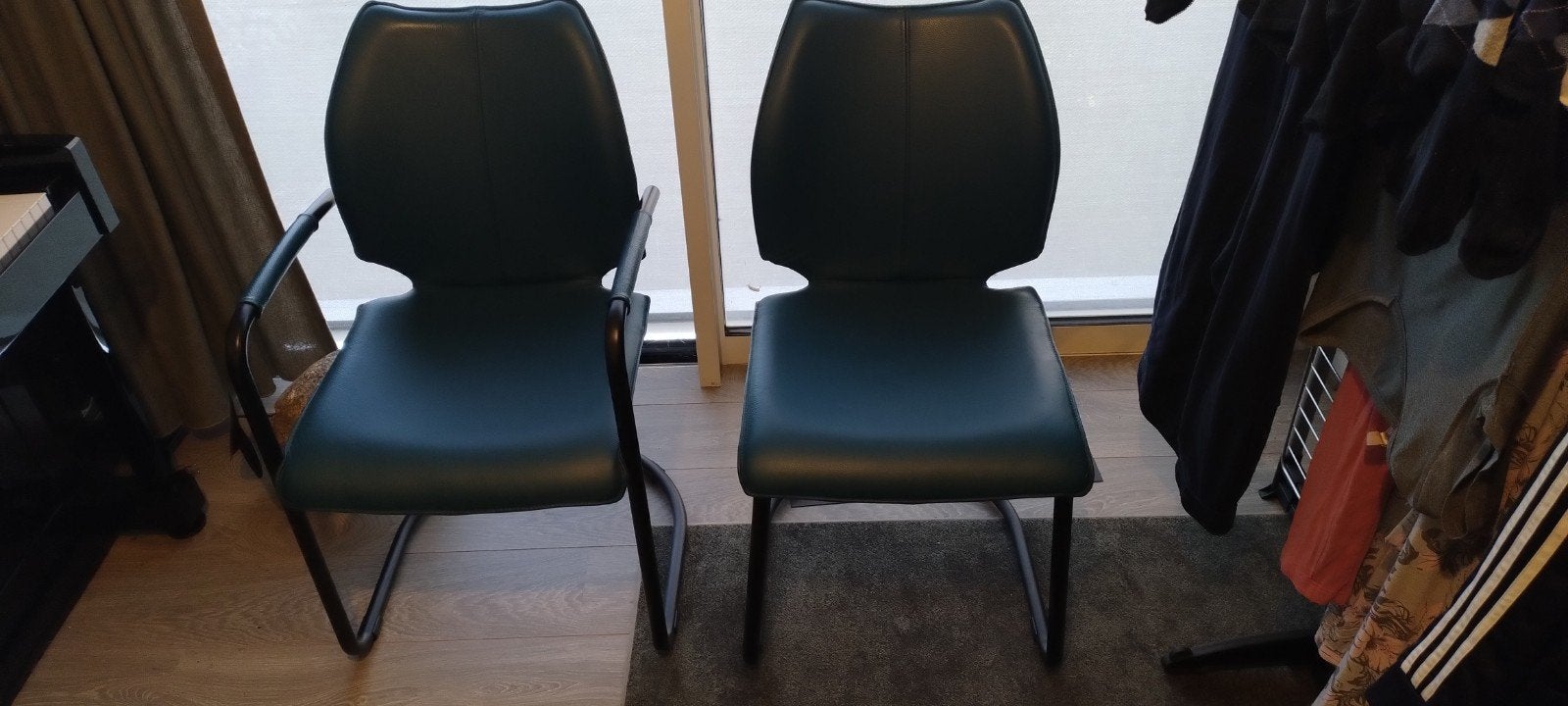 Twee ijsblauwe leren eetkamerstoelen, Ophalen, Zo goed als nieuw, Twee