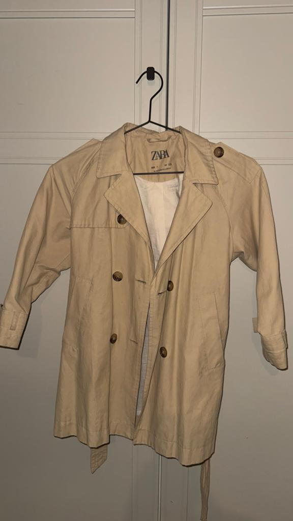 Zara Trenchcoat Maat 122, Kinderen en Baby's, Kinderkleding | Maat 92, Ophalen of Verzenden, Zo goed als nieuw