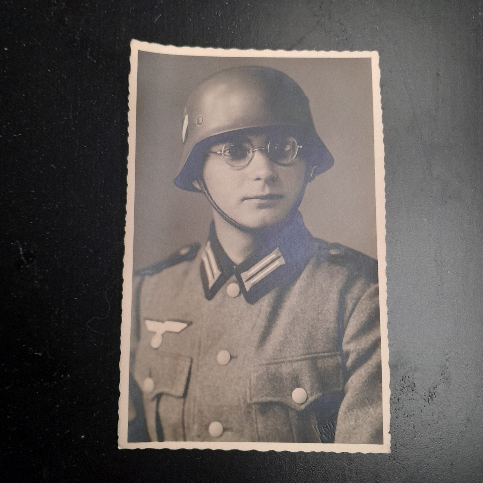 Foto soldaat  Duitse helm, Ophalen of Verzenden, Duitsland, Helm of Baret