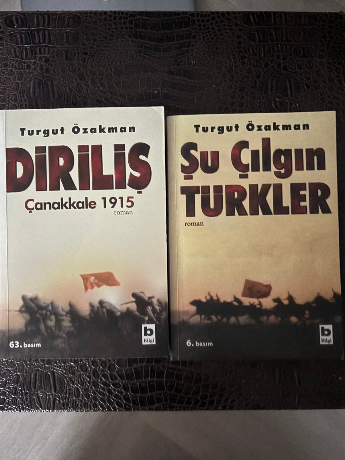 Turgut Özakman - 2 Kitap: Diriliş ve Şu Çılgın Türkler, Ophalen of Verzenden, Zo goed als nieuw