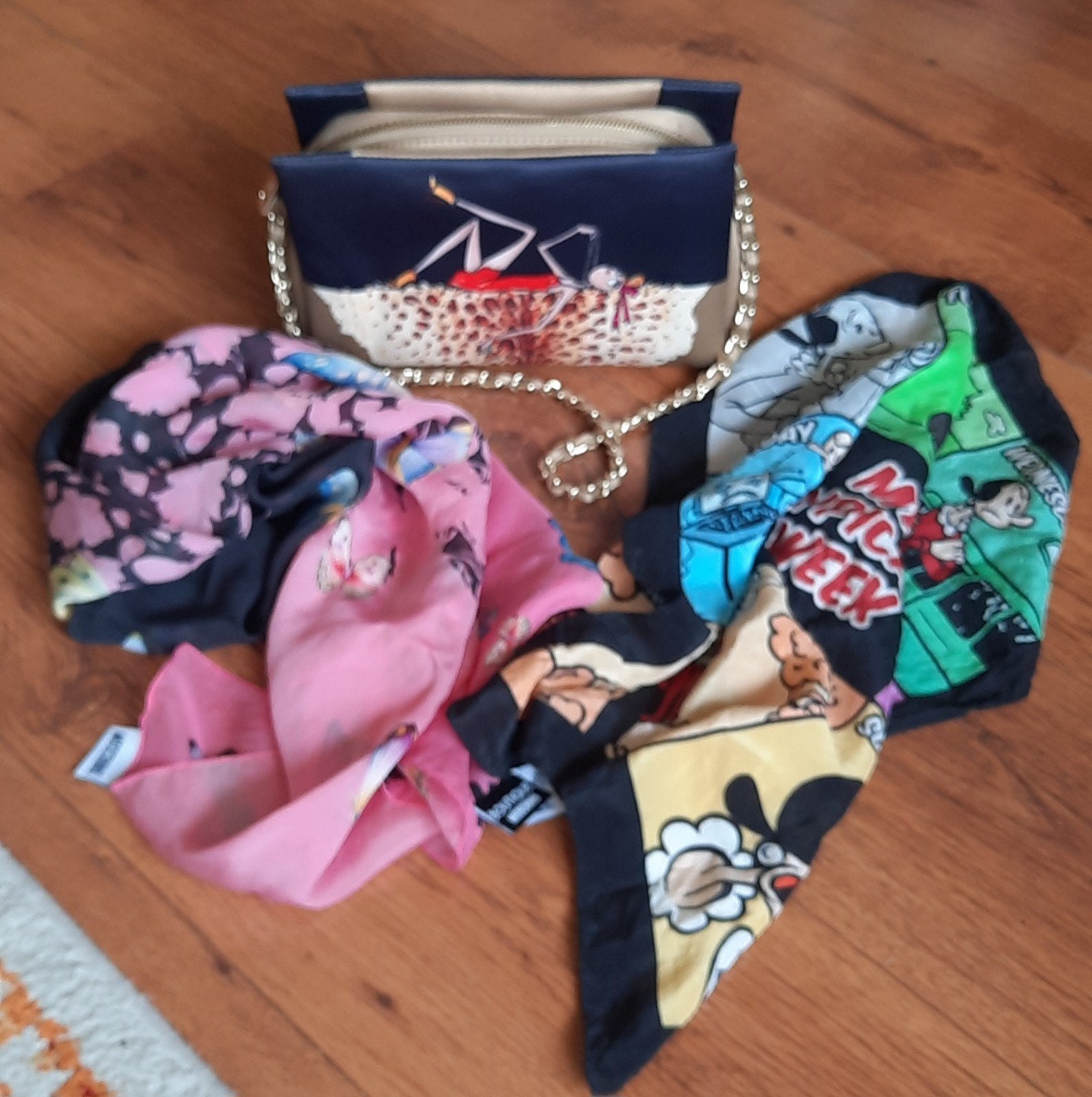 Origineel Love MOSCHINO en MOSCHINO BOUTIQUE sjaals en tasje, 10 cm of meer, Overige materialen, Zwart, Nieuw