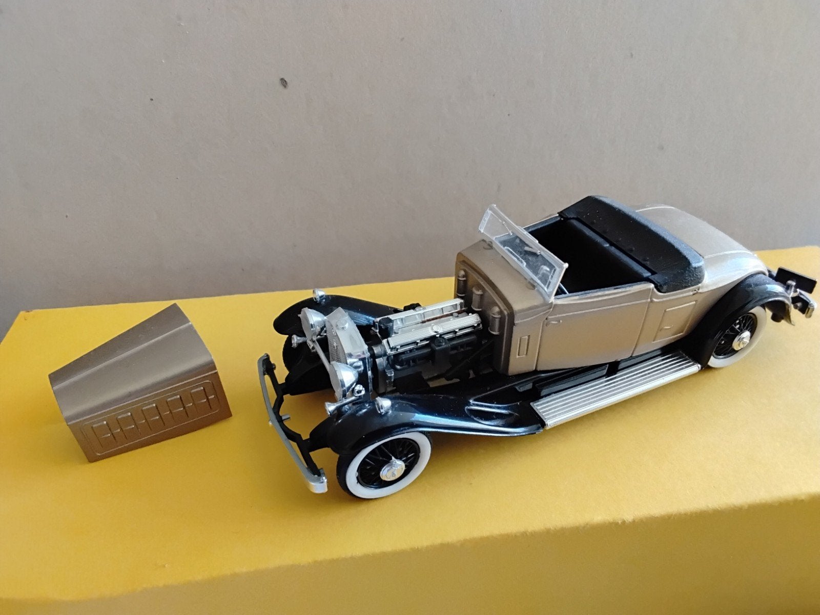 CADILLAC V16   1931  MOTORKAP  KAN  ER AF, Ophalen of Verzenden, Auto