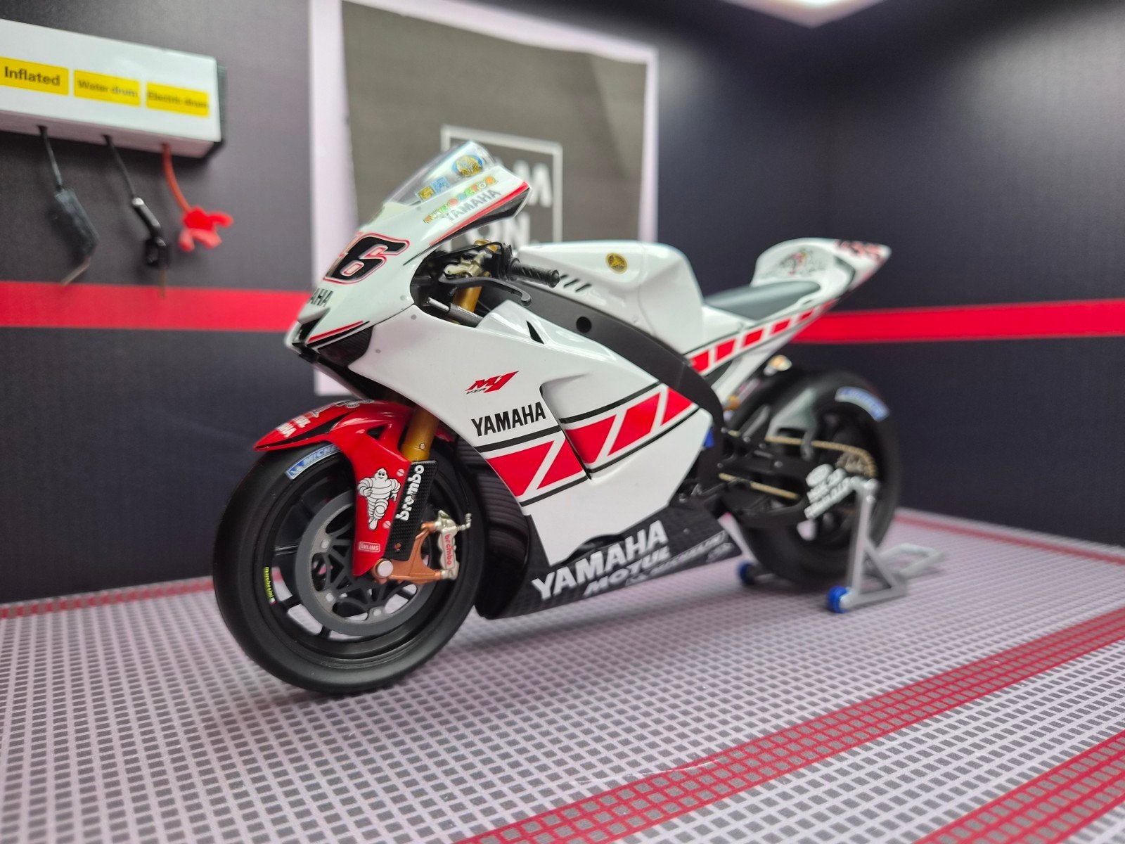 1/12 2005 Valentino Rossi Yamaha YZR-M1 Gauloises Valencia, Ophalen of Verzenden, Zo goed als nieuw, 1:9 t/m 1:12, Motor