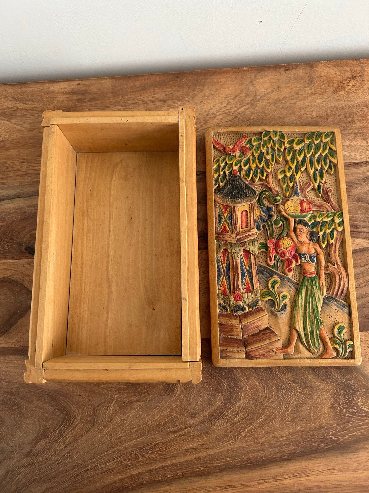 Handgesneden Balinese Houten Doos met Kleurrijke Reliëfs, Ophalen of Verzenden