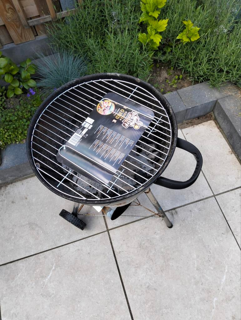 Gebruikte BBQ met nieuw rooster, Tuin en Terras, Houtskoolbarbecues, Ophalen, Gebruikt, Met accessoires
