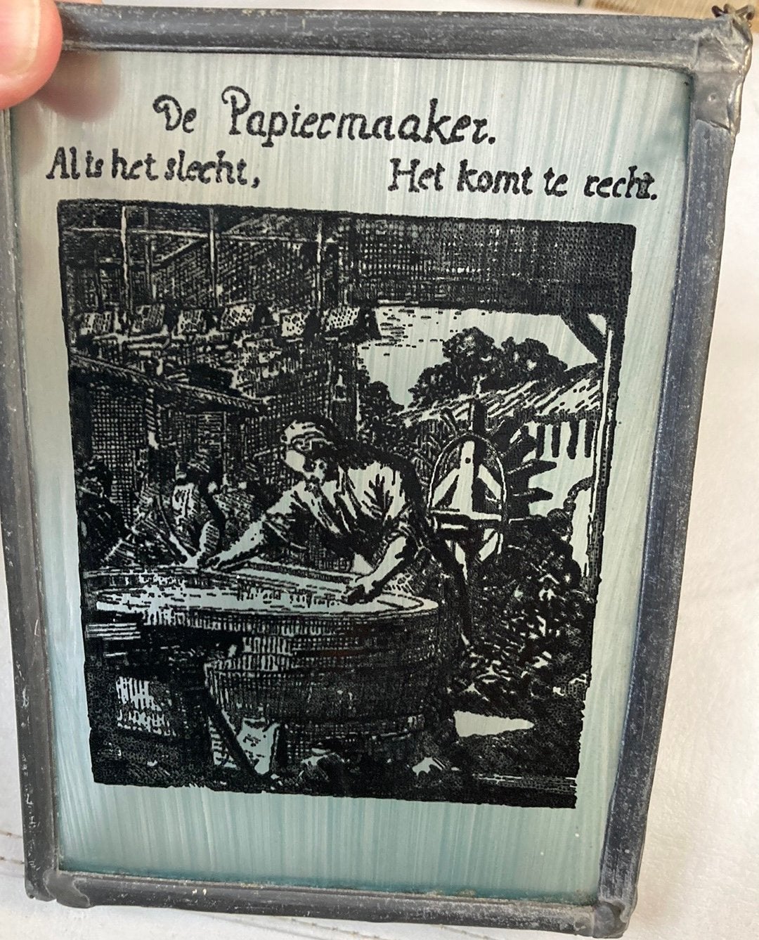 De papiermaaker Raamhanger glas in lood Al is het slecht, Ophalen