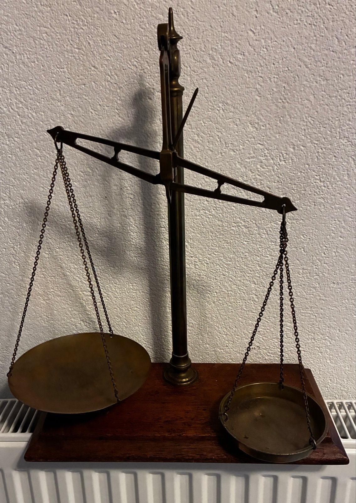 Oude koperen weegschaal op eikenhouten voet, Antiek en Kunst, Ophalen