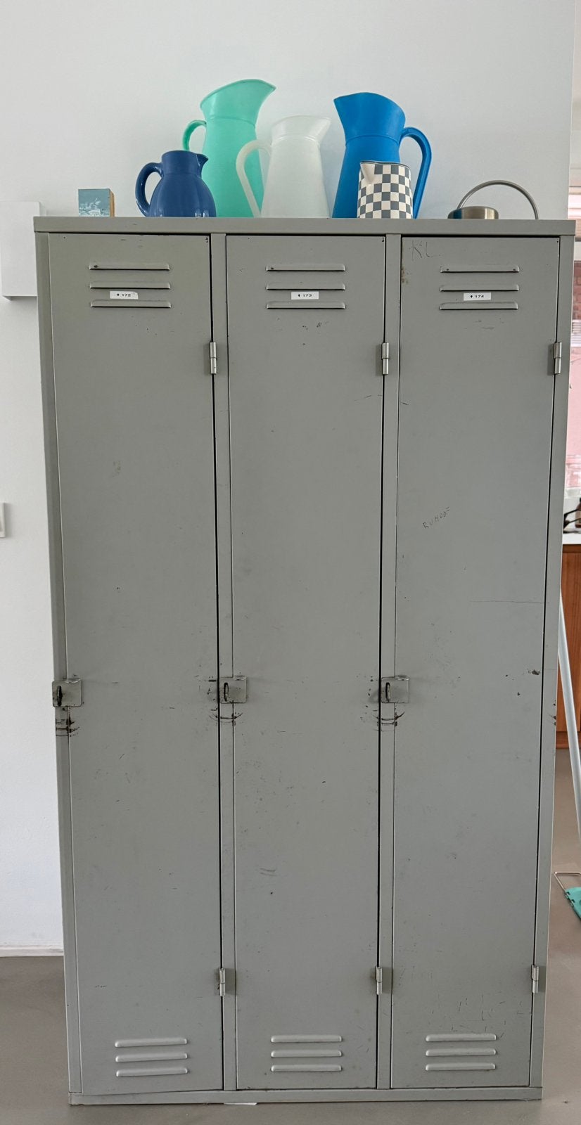 Industriële Locker grijs 3 deurs, Ophalen, Zo goed als nieuw