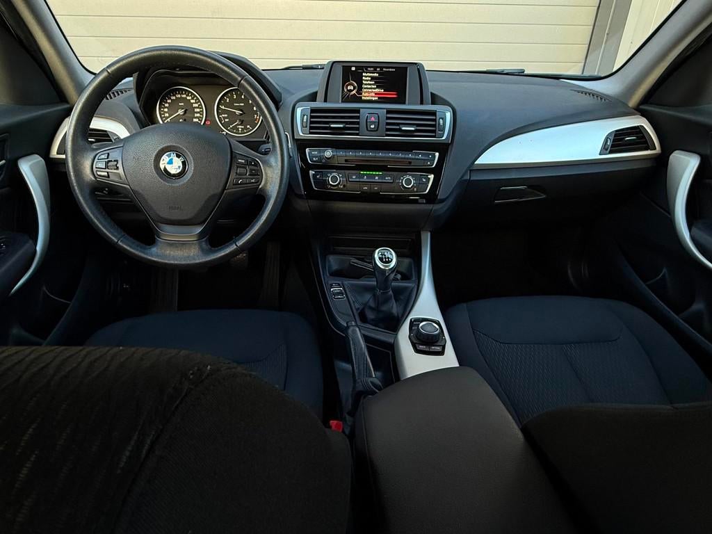 BMW 1-serie 118i Corporate Lease | 5-deurs | 136 PK, Auto's, 1-Serie, Zwart, Bedrijf, 19 km/l