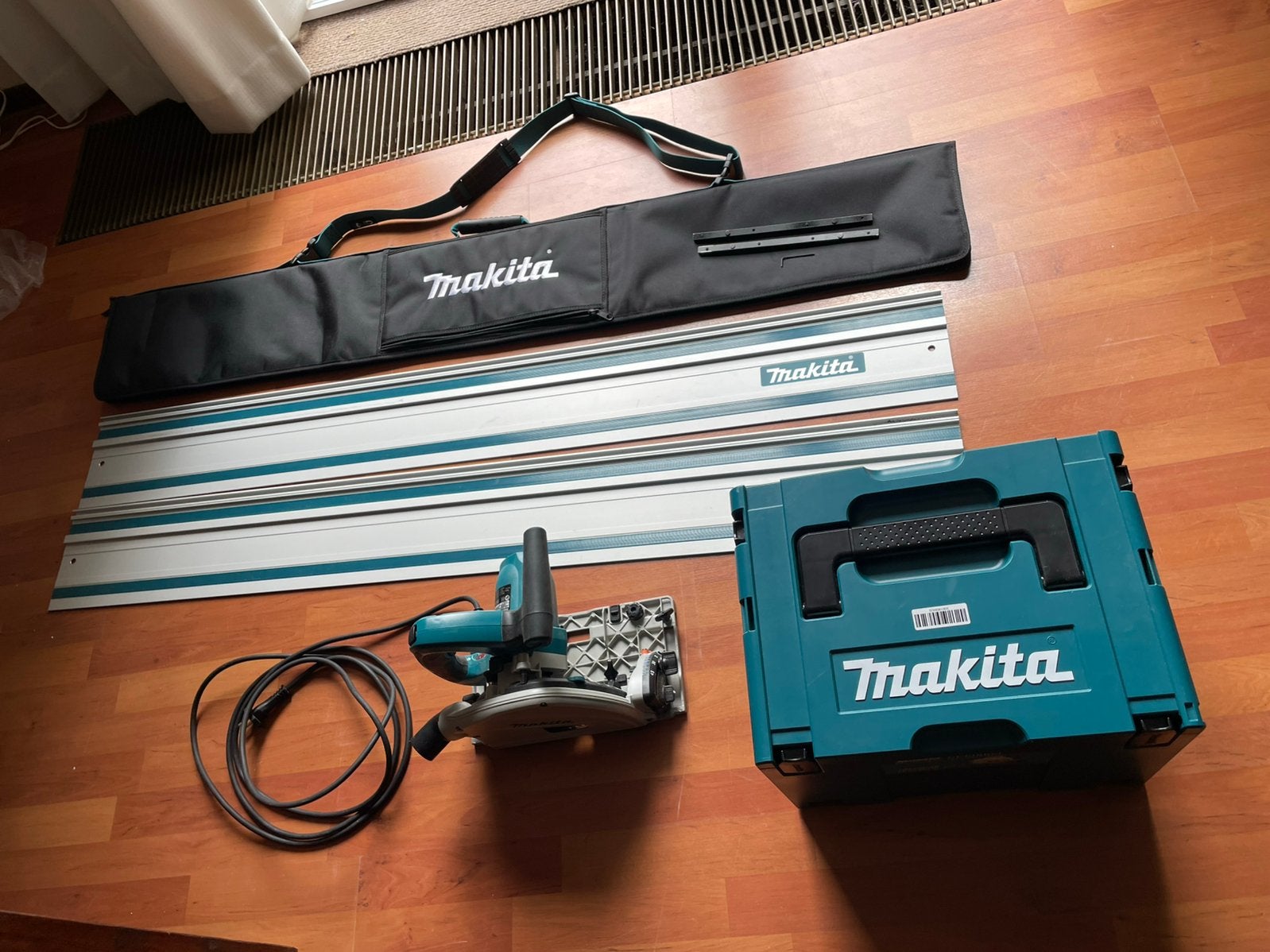 Makita SP6000J invalzaag met geleiderails *nieuw*, Ophalen, Invalzaag, Zo goed als nieuw, 30 tot 70 mm