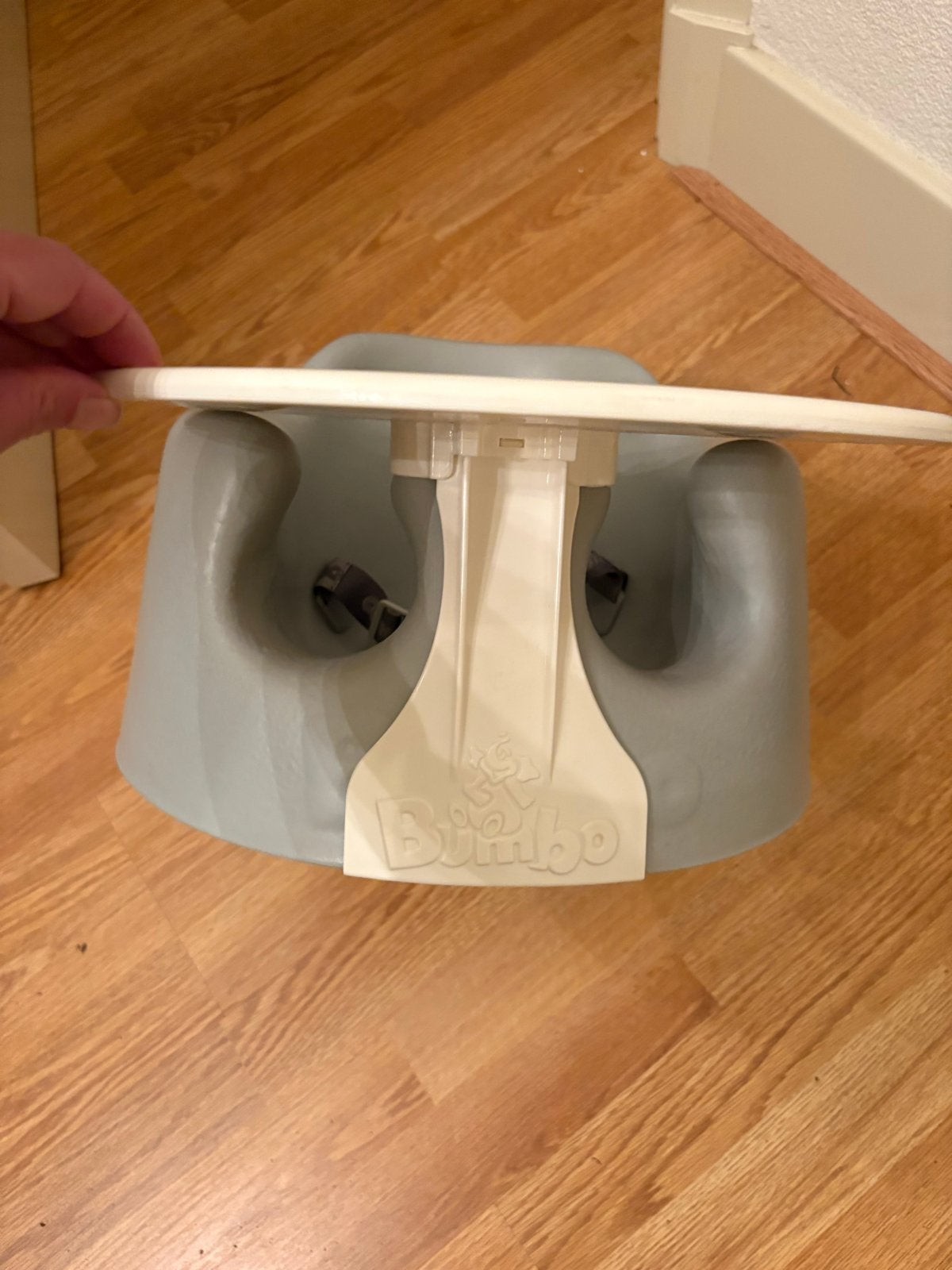 Bumbo Floor Seat met speelblad - Grijs, Kinderen en Baby's, Ophalen, Zo goed als nieuw, Overige typen, Afneembaar eetblad