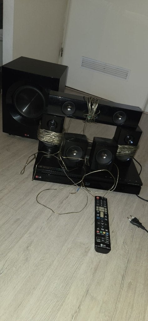 LG 3D Blu‑ray Home Cinema – Model HX553, Blu-ray-speler, 70 watt of meer, Zo goed als nieuw, 5.1-systeem