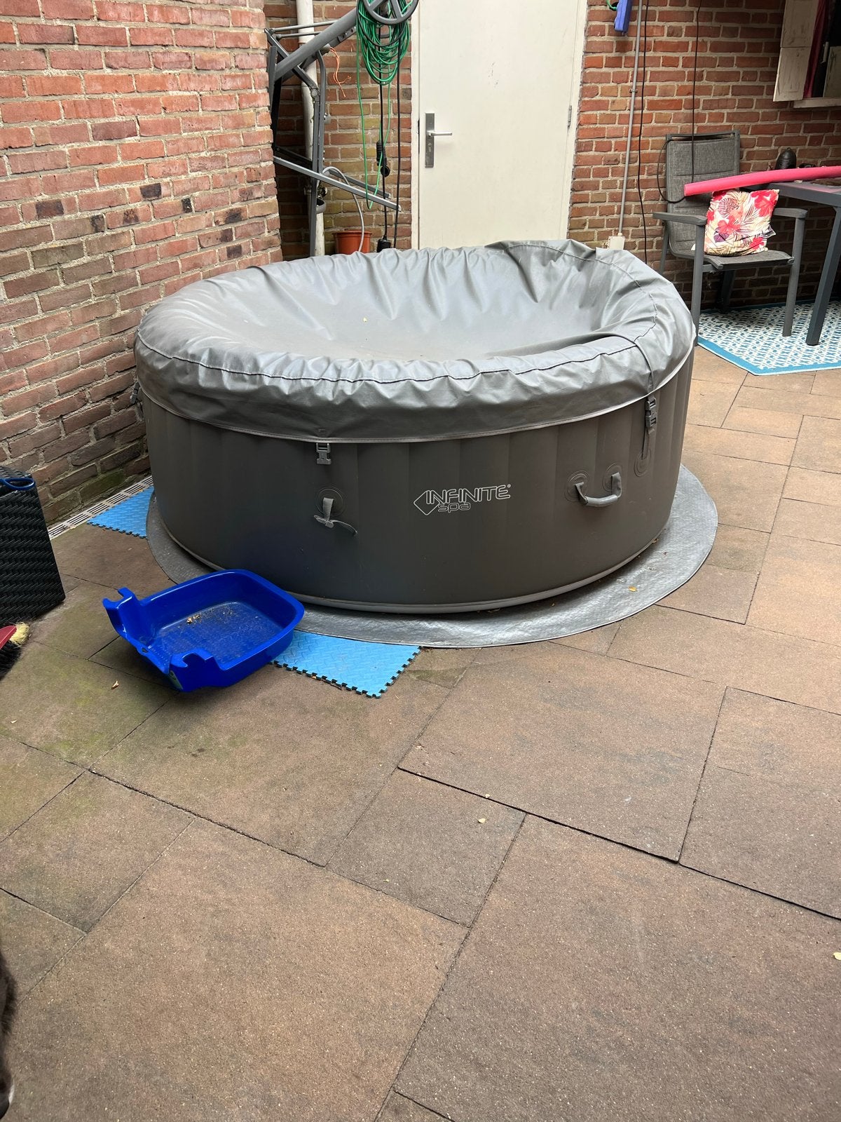 Opblaasbare jacuzzi met kapot verwarmingselement, Ophalen, Gebruikt, Afdekzeil, Opblaasbaar