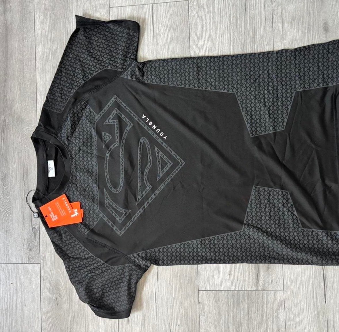 YoungLA Superman T-shirt - Nieuw met labels, Fitness, Verzenden, Zwart, Maat 56/58 (XL)