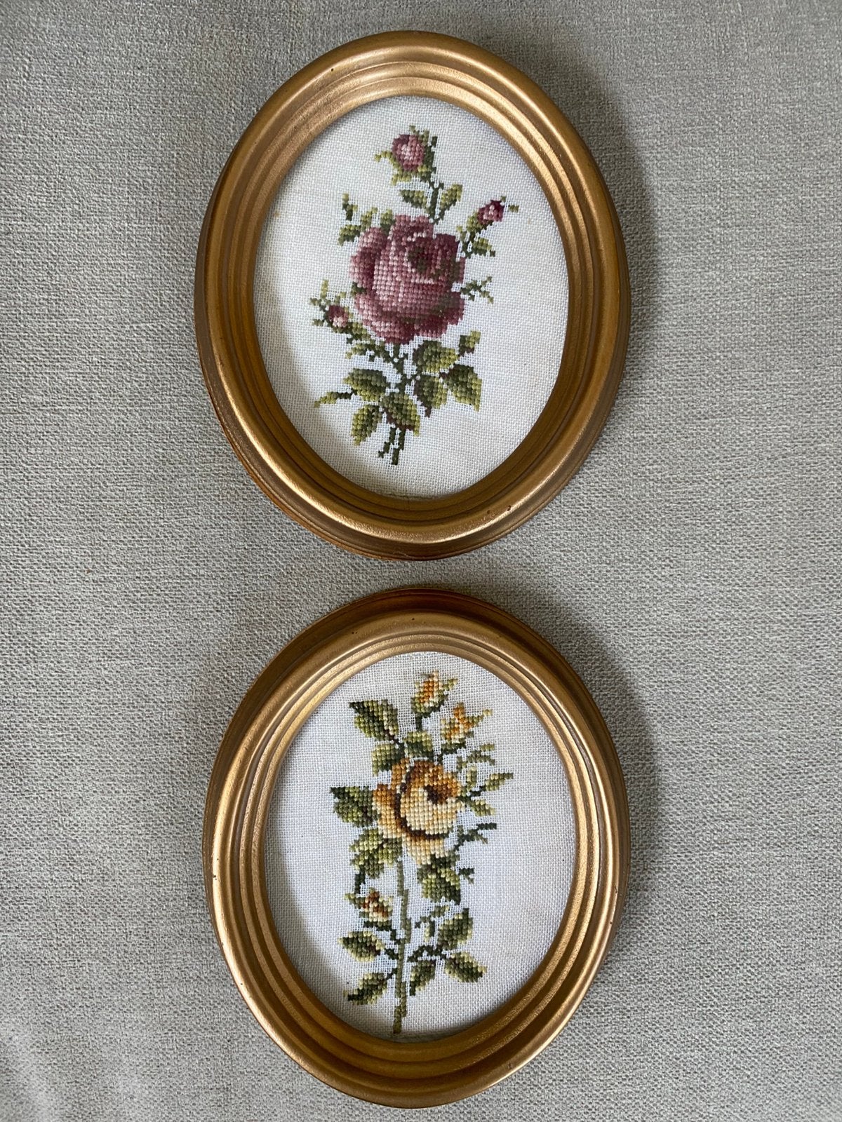 Vintage geborduurde rozen - Ingelijst!, Ophalen of Verzenden, Zo goed als nieuw, Handborduren, Overige typen