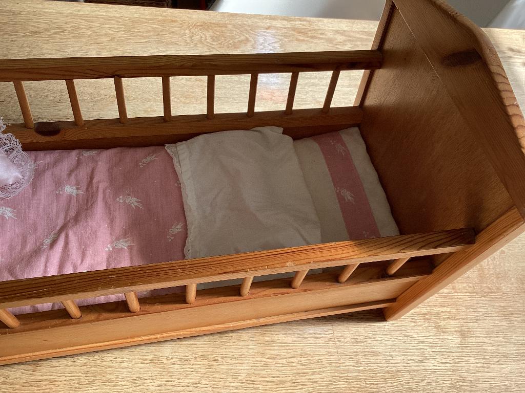 Houten vintage poppen bedje bed met kussentje en dekentje, Kinderen en Baby's, Speelgoed | Poppen, Zo goed als nieuw, Babypop