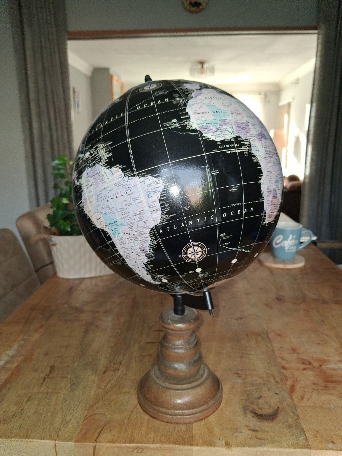 Zwarte wereldbol met houten voet, Gebruikt, Kunststof, Draaibaar, Ophalen of Verzenden