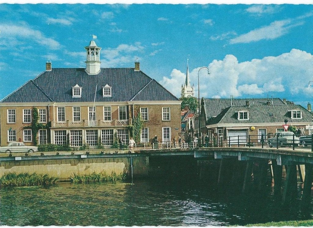 Ansichtkaart Ommen: Gemeentehuis met Vechtbrug, Verzamelen, Ophalen of Verzenden, 1960 tot 1980, Gelopen, Overijssel