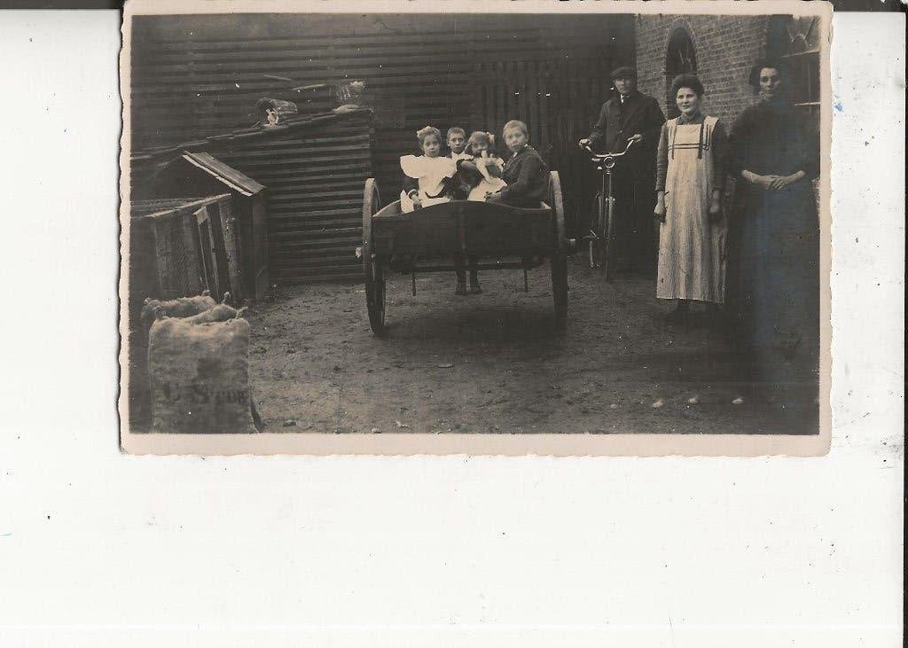 Wateringen Familie Storm met kinderen in een kar, Verzamelen, Ophalen of Verzenden, Voor 1920, Ongelopen, Zuid-Holland