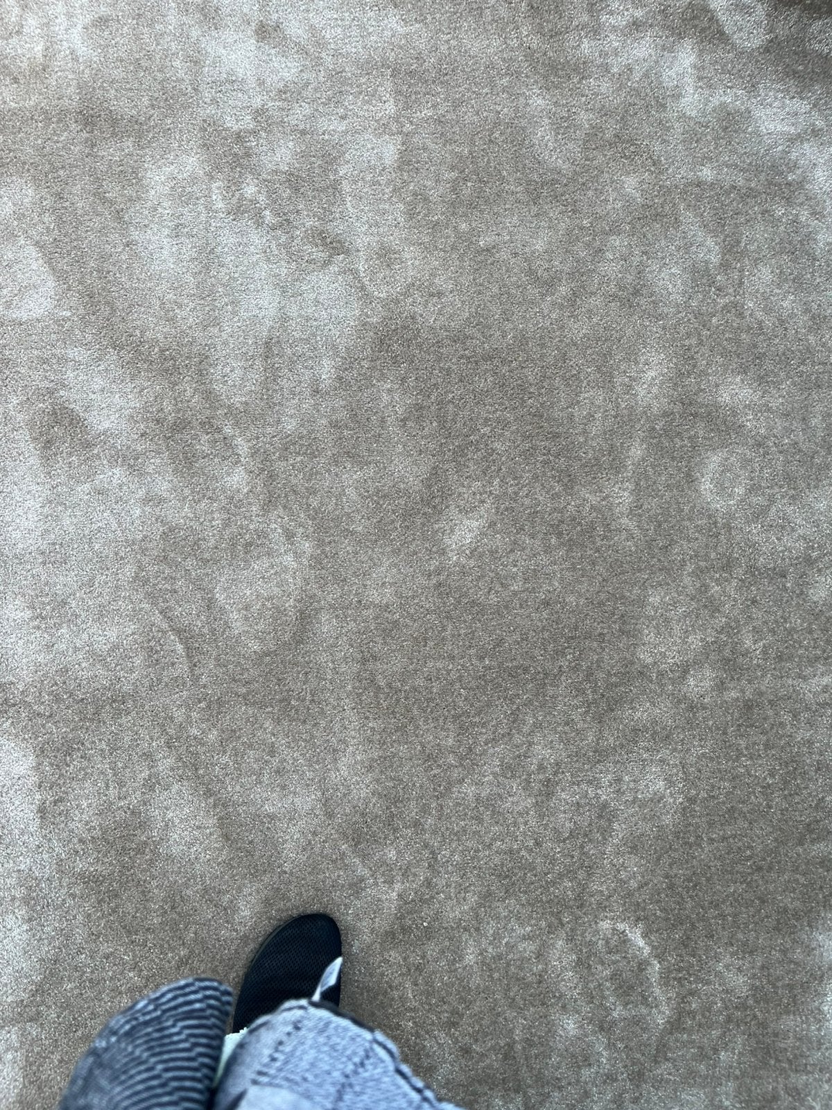 Taupe klaur stuk slaapkamer tapijt, Ophalen of Verzenden, Zo goed als nieuw