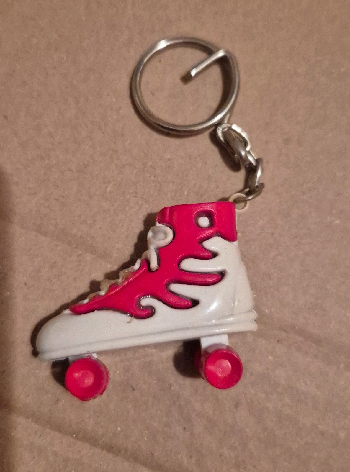 vintage rolschaats sleutelhanger - roze/wit, Ophalen of Verzenden, Nieuw