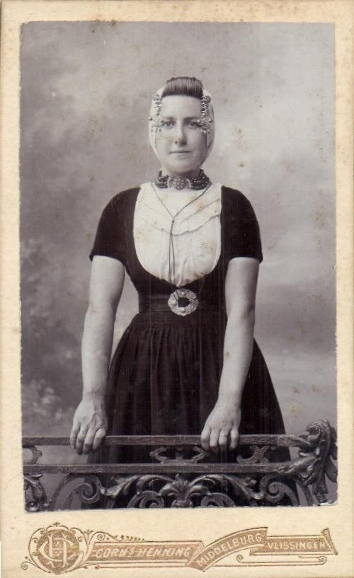 CDV- Zeeuwse bij Hek - Corn. Henning -Middelburg, Gebruikt, Foto, Klederdracht, Ophalen of Verzenden