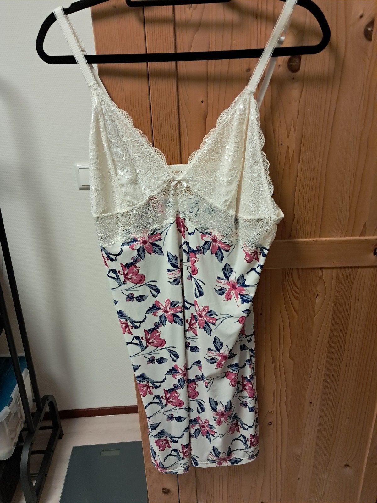 Prachtige pyjama met bloemenprint, Kleding | Dames, Pyjama's, Ophalen of Verzenden, Zo goed als nieuw, Maat 46/48 (XL) of groter