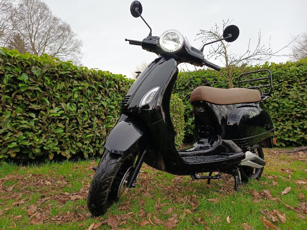 IVA LUX elektrische scooter - zwart glanzend, retro - slot, Maximaal 45 km/u, Elektrisch, Zo goed als nieuw, Ophalen