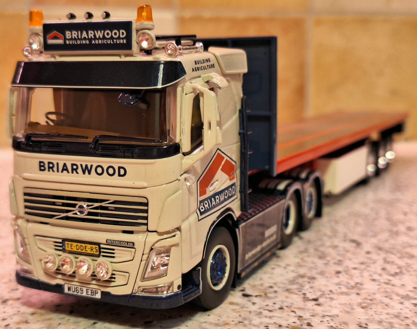 VOLVO FH04 trekker met oplegger (met rongen) "Briarwood", Hobby en Vrije tijd, Ophalen of Verzenden, Nieuw, Bus of Vrachtwagen