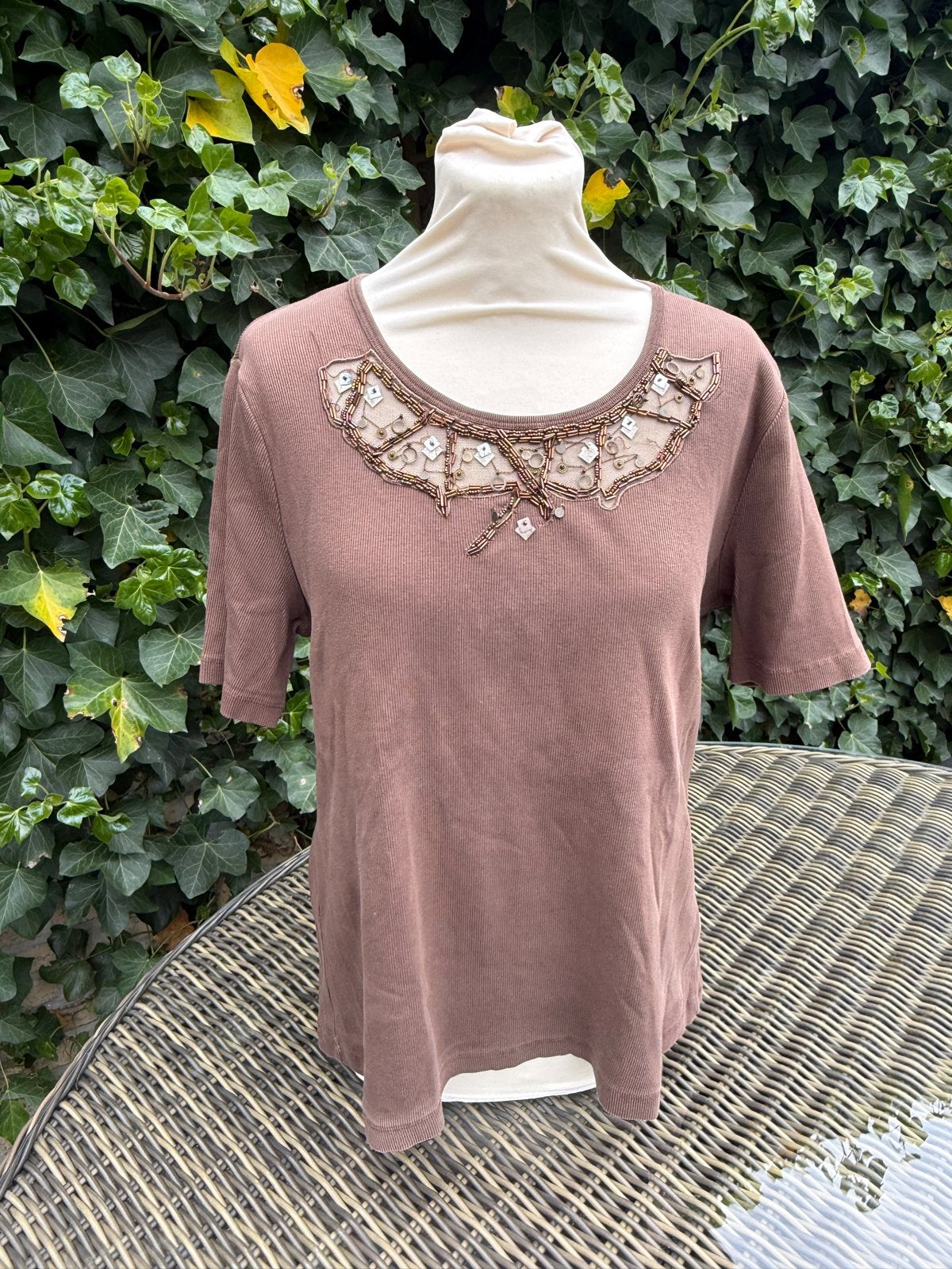 Margittes shirt met versierde hals | bruin | maat 46, Kleding | Dames, T-shirts, Bruin, Maat 46/48 (XL) of groter, Ophalen of Verzenden