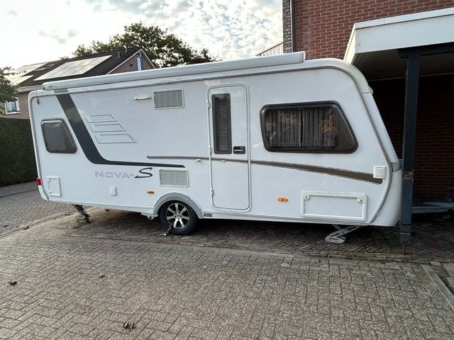 Luxe en zeer complete Eriba Nova S 545 (2015) –, Rondzit, Frans bed, Particulier, Eriba