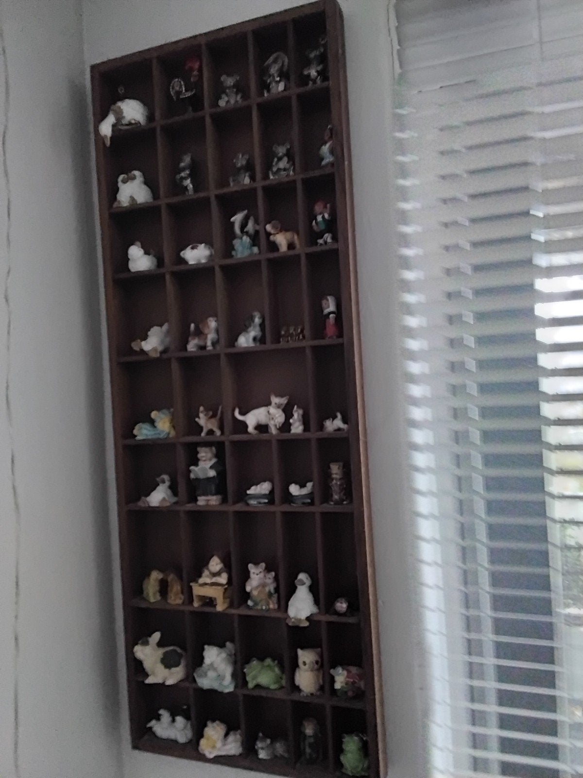 Houten vitrinekast met miniatuur beeldjes, Verzamelen, Ophalen