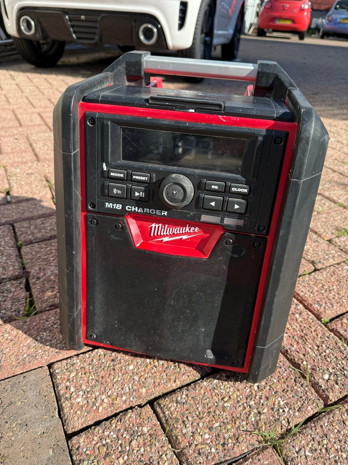Milwaukee M18 RC Bouwradio met Oplader - Gebruikt, Ophalen of Verzenden, Gebruikt, Bouwradio