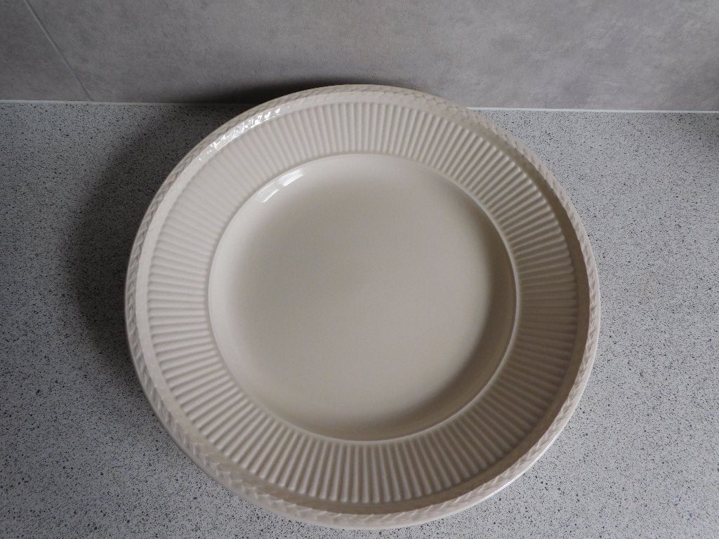 Wedgwood Edme - Diep onderbord 30 cm, Klassiek, Ophalen of Verzenden, Zo goed als nieuw, Bord(en)