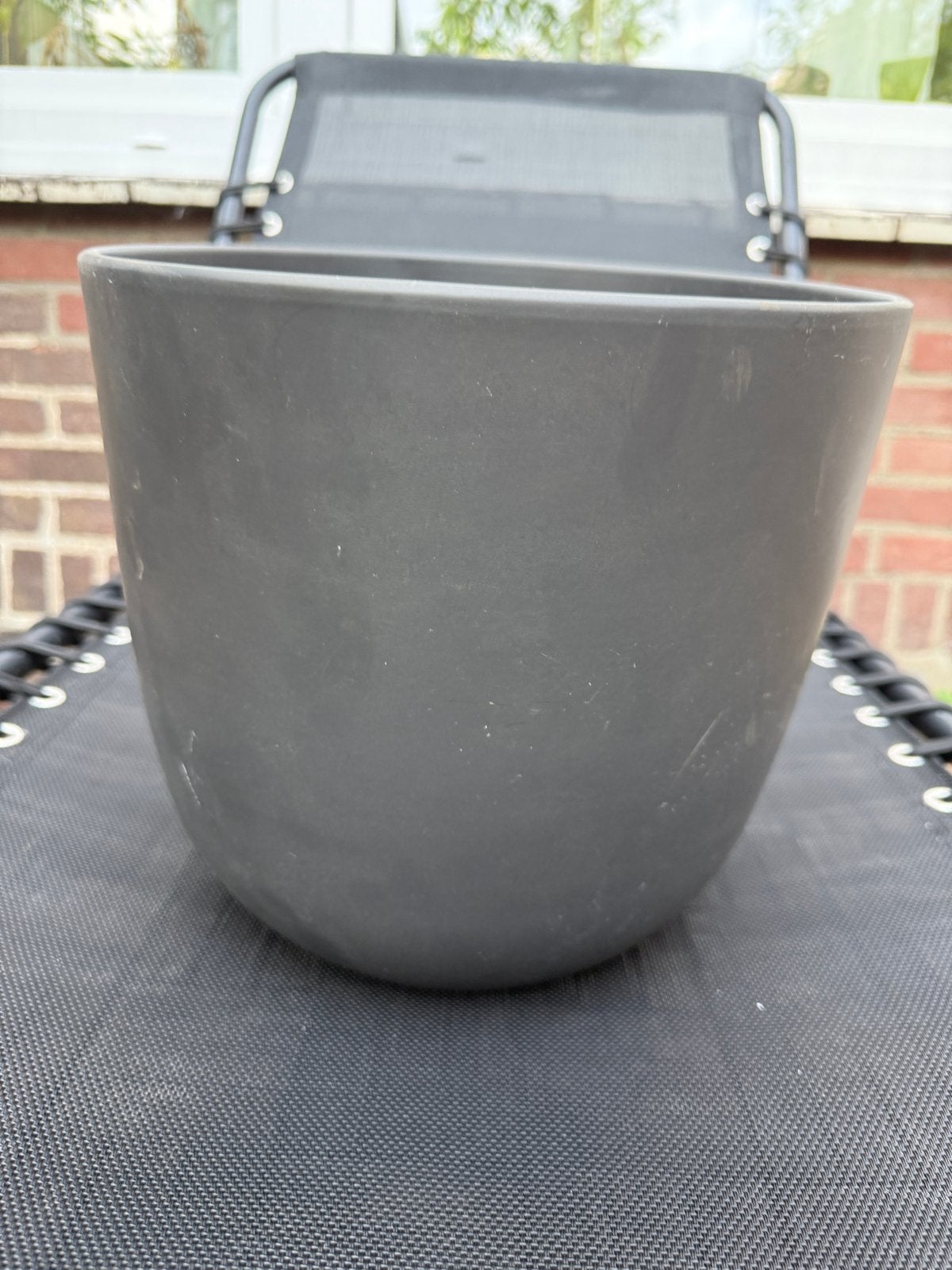 Donkergrijze ronde bloempot - 28cm diameter, Tuin en Terras, Overige materialen, Gebruikt, Rond, Minder dan 40 cm